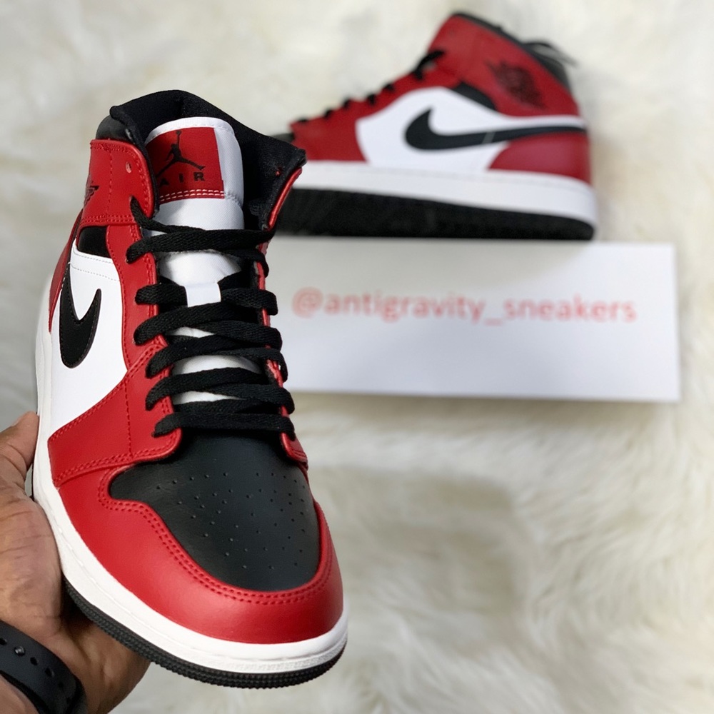 Jordan 1 Mid ‘Chicago Black Toe’